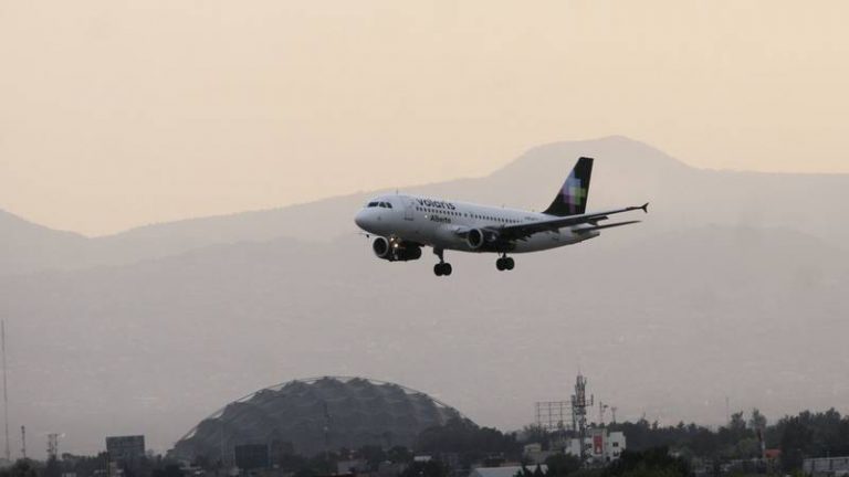 Amenaza posible paro de Volaris a usuarios