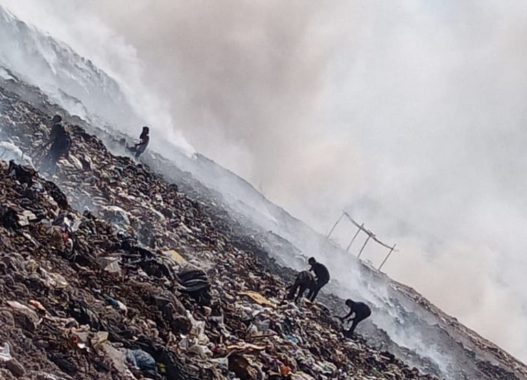 Tardarían días para apagar incendio en basurón de Culiacán