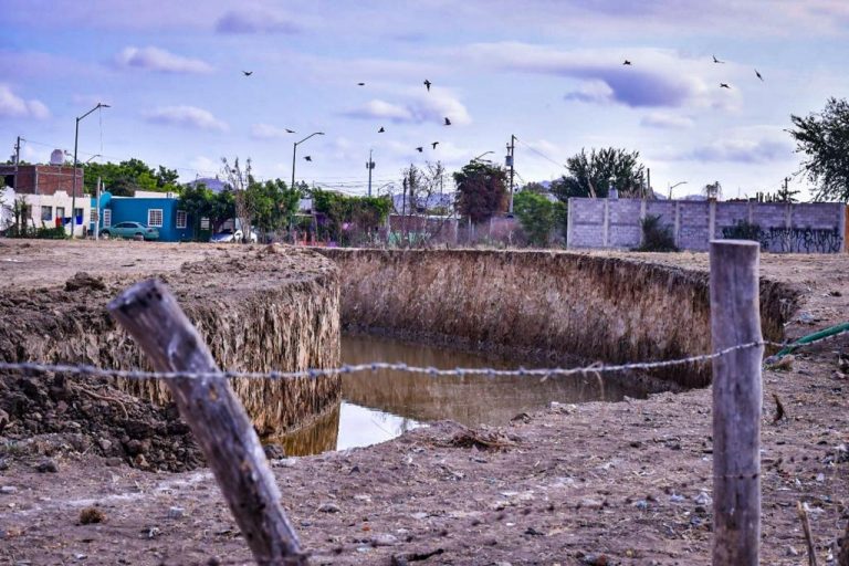 Interviene alcalde en disputa por canal de constructora