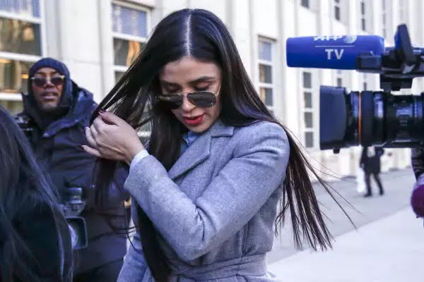 Emma Coronel sale de prisión federal en EU