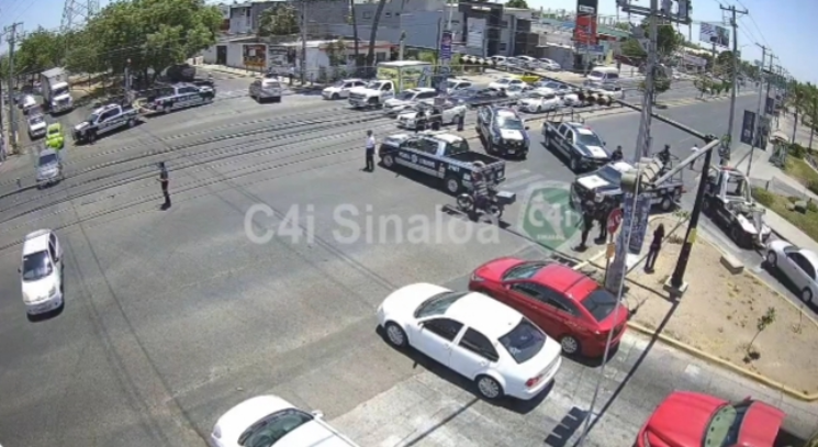 Desvían autos de Navolato a Culiacán por canal 7