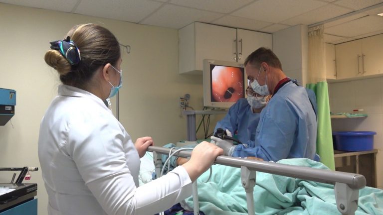 Advierten riesgos de consumo continuo de antiácidos