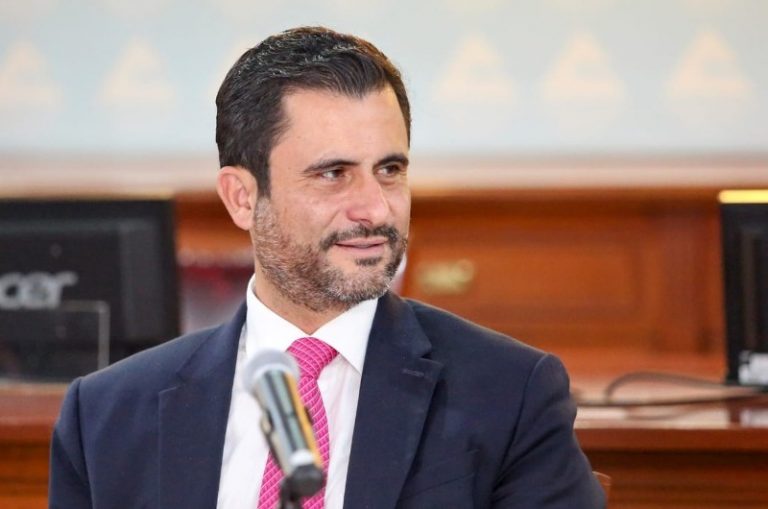 Acusan presión de la 4T a empleados y libertad a ambulantes