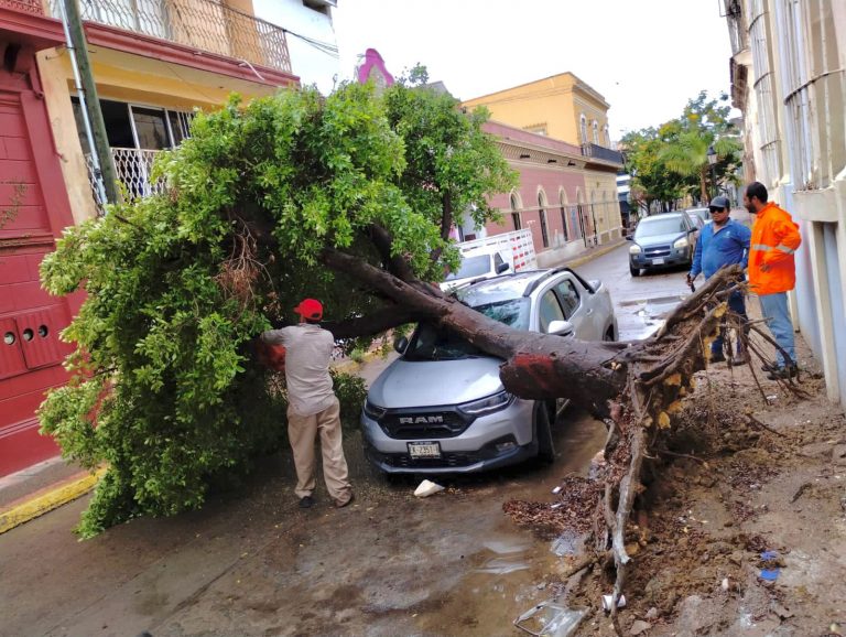 Cierra Mazatlán calles por lluvias
