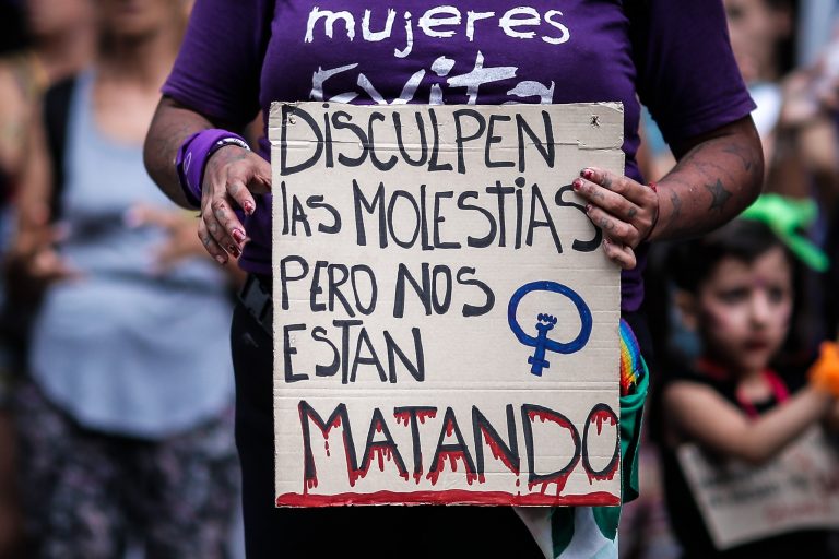 Aprueban retirar hijos a feminicidas de su pareja
