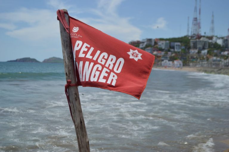 Alertan a bañistas por alto oleaje en playas
