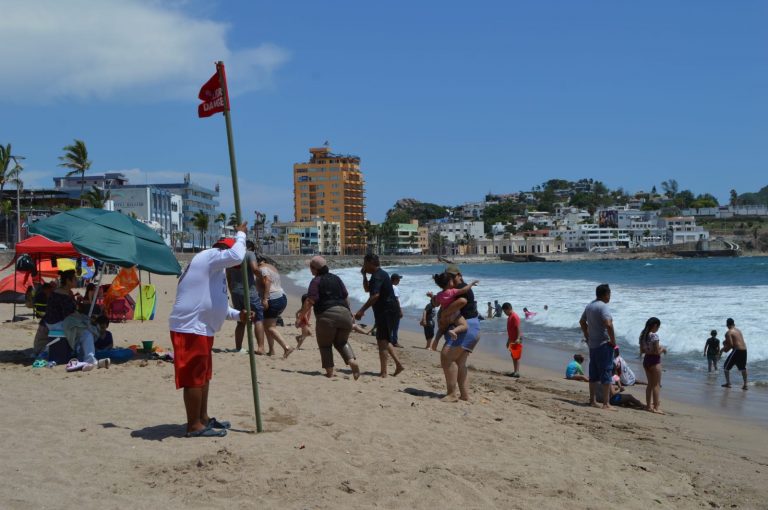 Cierra Mazatlán playas a bañistas por alto oleaje