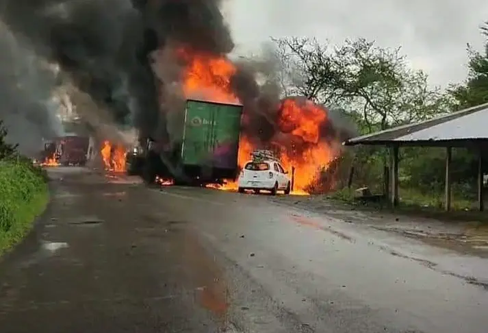 Cierran carretera en Veracruz con autos incendiados