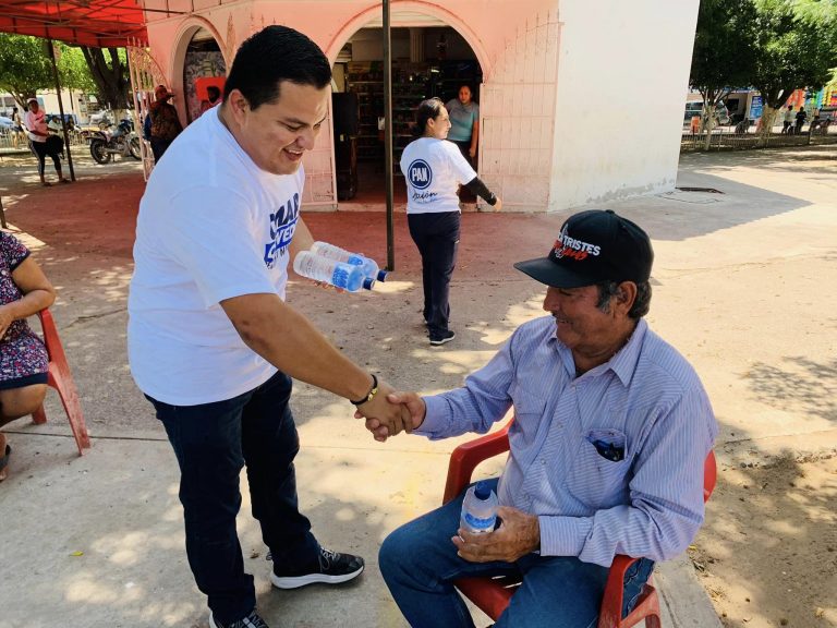 Reparte regidor Omar Quevedo agua fresca por ola de calor