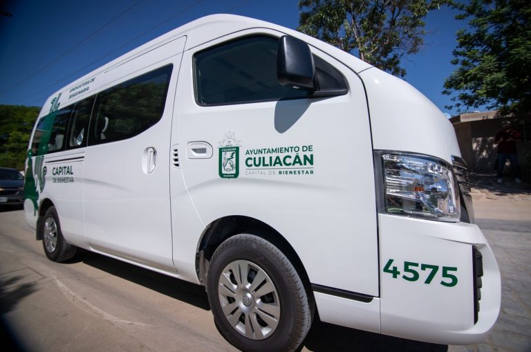 Dona alcalde auto escolar por casi un millón a Jesús María