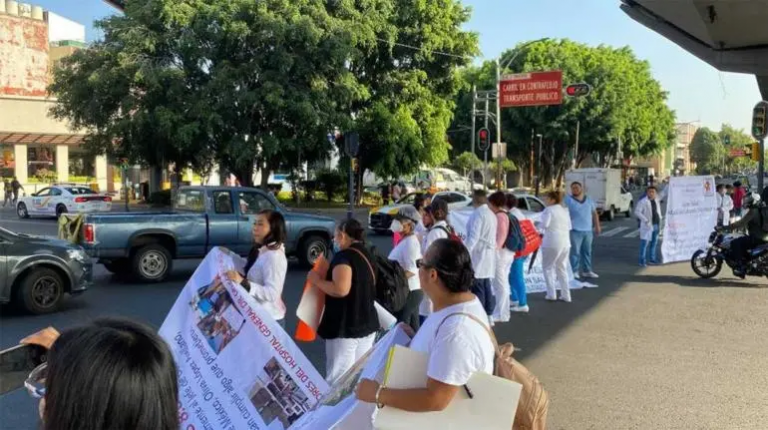 Bloquean y paralizan médicos calles en CDMX por bases
