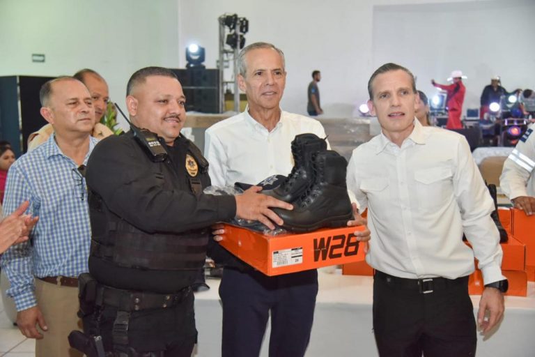 Otorga GVL 8% de aumento salarial a policías en su día