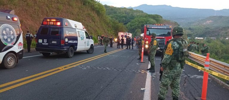 Vuelca autobús en Nayarit y deja 24 muertos