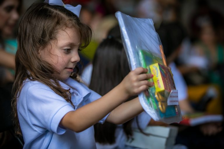 Avanza al 45% canje de uniformes escolares