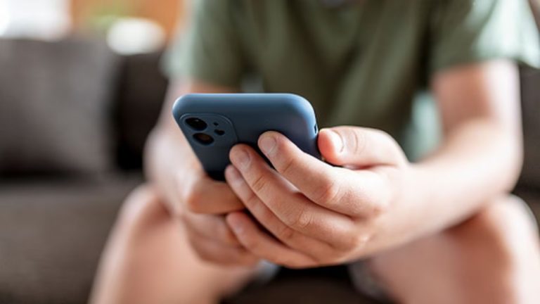 Limita China a menores uso de internet y celulares