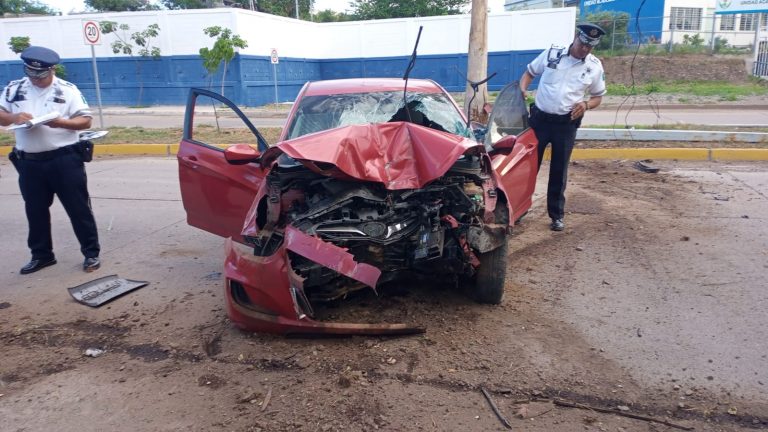 Terminan 4 jóvenes contra una palmera en el Malecón