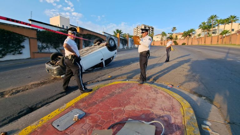 Termina conductor con llantas hacia arriba en la Obregón