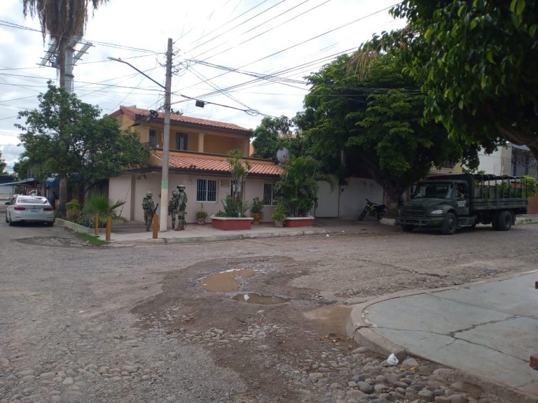 ‘Cercan’ militares dos viviendas en Culiacán