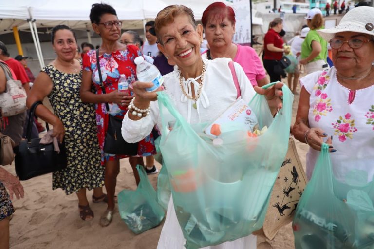 Arrancan el Día del Abuelo con recolección de basura en playas