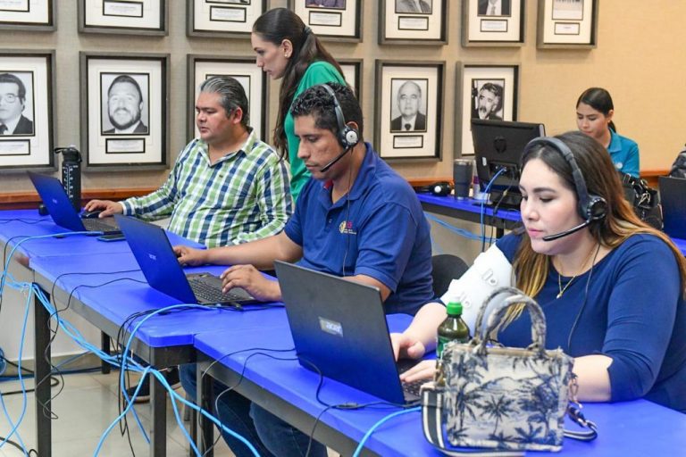 Saltan casi mil ‘quejas’ en canje de uniformes durante el primer día