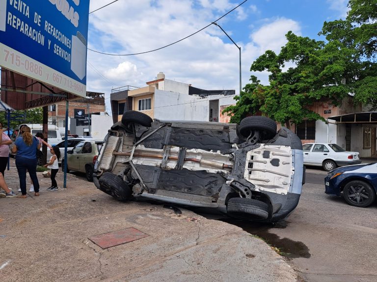 Vuelca auto; conductor y su hija ilesos tras choque
