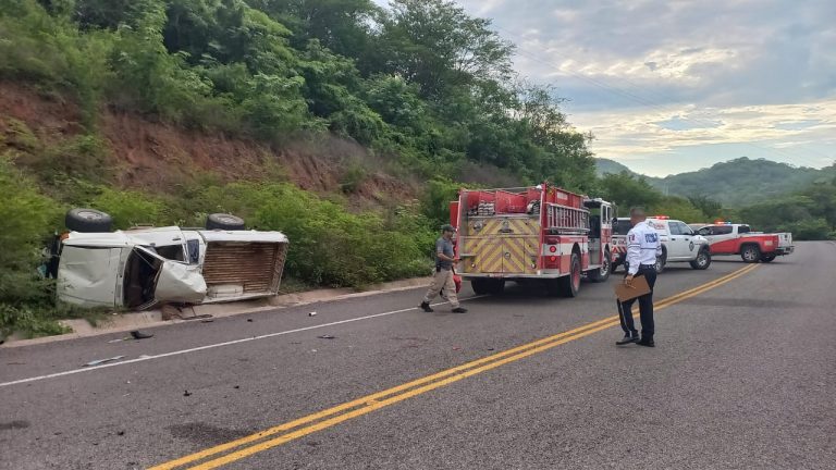 Vuelca camioneta y deja 3 heridos en la Culiacán-Imala