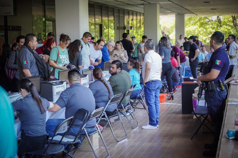 Extienden otra semana módulo móvil del SAT en Palacio