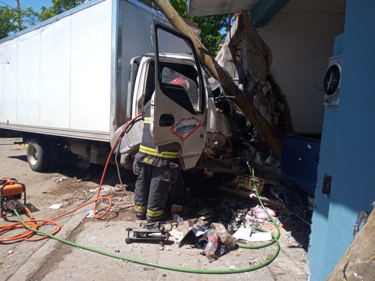Quedó ‘prensado’ tras llevarse poste y una fachada