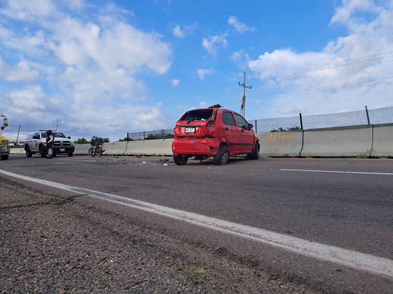 Se le atravesó otro auto y termina volcado
