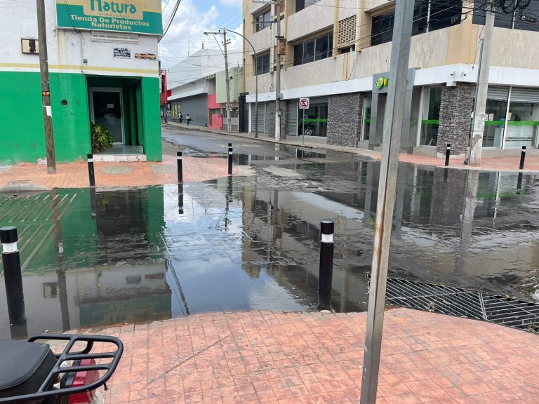Cierran esquina de Rubí y Zaragoza por colapso de drenaje