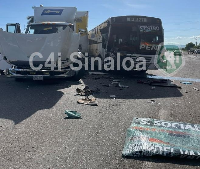 Se salvan en choque entre urbano y tráiler
