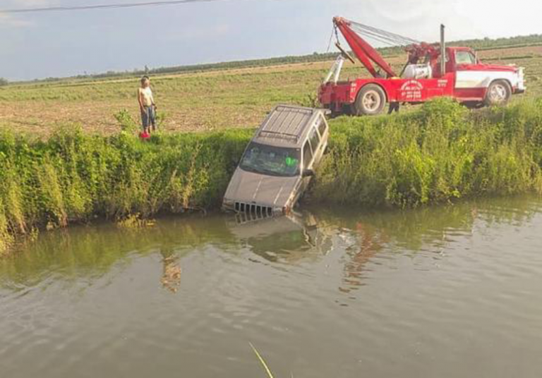 Rescata policía a 4 en canal en su último día de servicio