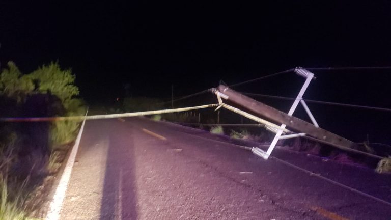 Derriban vientos 33 postes de luz en Dautillos y Las Aguamitas, Navolato