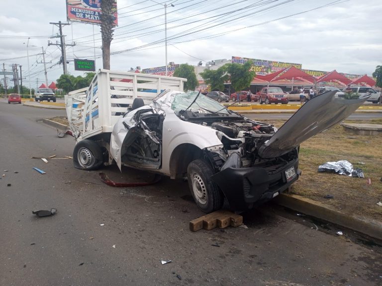 Conductor queda atrapado en camioneta tras choque