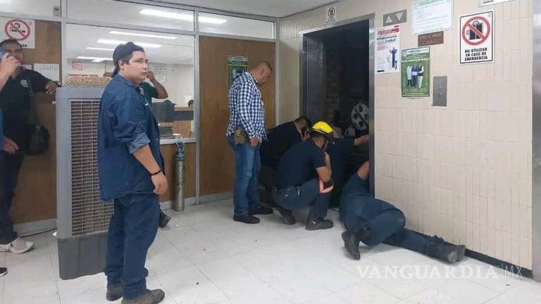 Rescatan a 7 atrapados 3 horas en elevador del IMSS en Coahuila