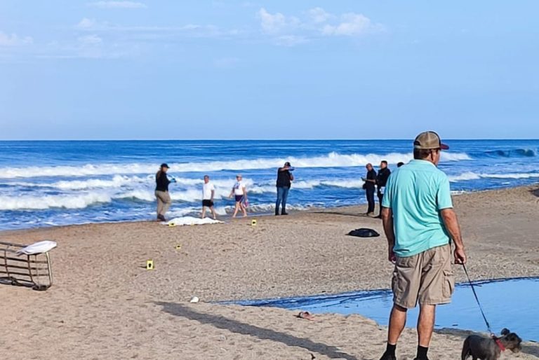 Se metieron tres al mar y mujer fallece ahogada