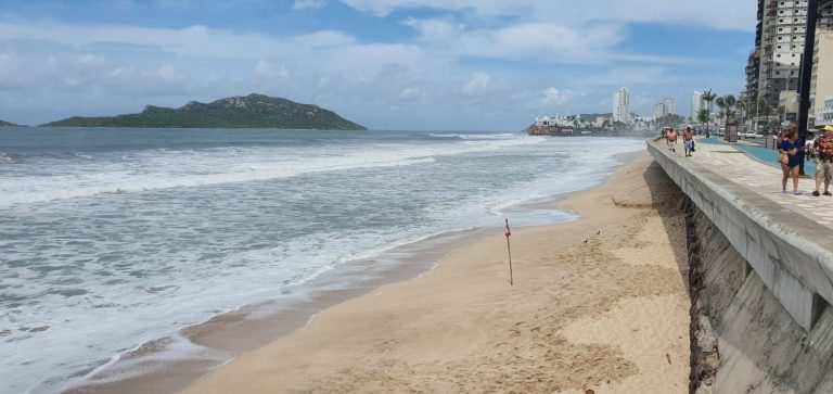 Mantiene Mazatlán cierre de playas por alto oleaje