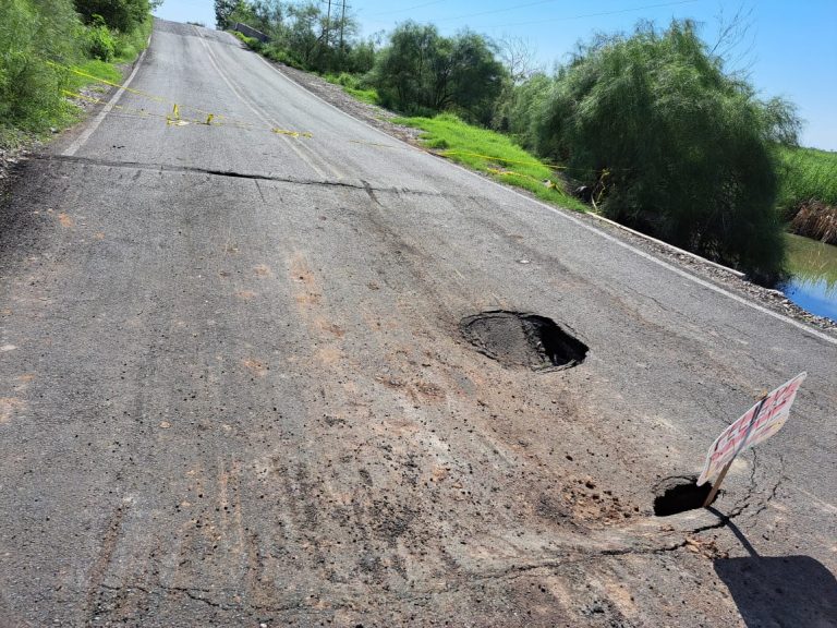 ¡Advertencia! Se abren socavones en carretera la 12