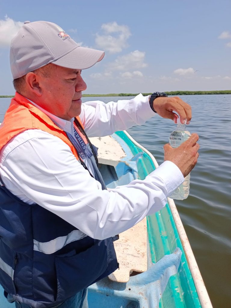 Levantan veda sanitaria en Altata por marea roja