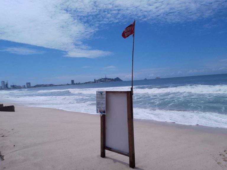Mantiene Mazatlán cierre de playas por mal tiempo