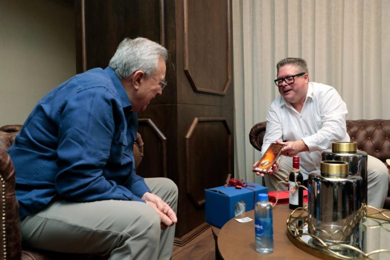 Aborda Rocha con cónsul de EU amenaza de dumping al tomate