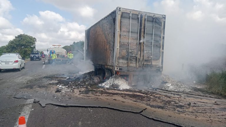 Cierran Maxipista al volcar tráiler con fertilizantes