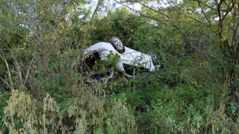 Se salva joven tras accidentarse en curva en Carboneras