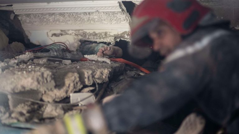 Suman mil 37 muertos por sismo en Marruecos