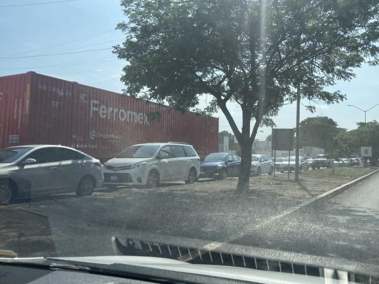 Atorados autos hasta 20 minutos de Aguaruto a Culiacán
