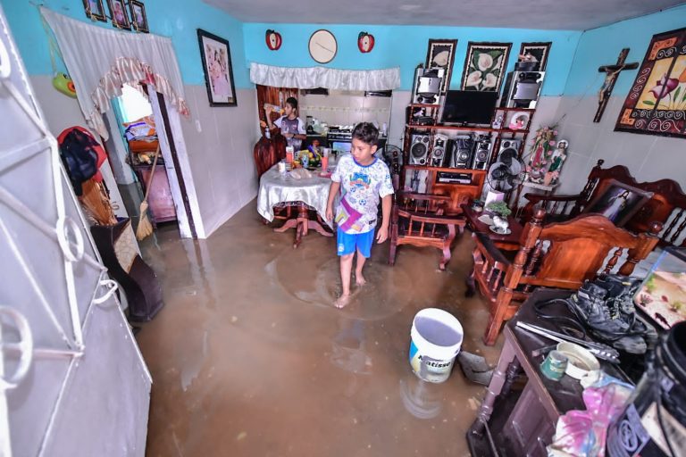 Apoyarán con dinero a afectados por inundación
