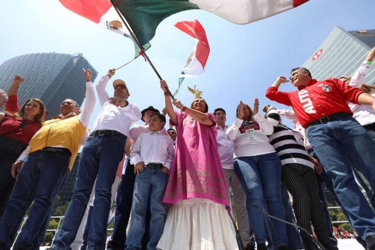 Xóchitl Gálvez recibe constancia como candidata del Frente