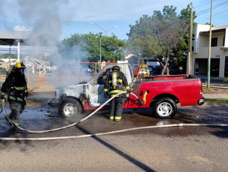 Camioneta empieza a arder y anciano alcanza a salir
