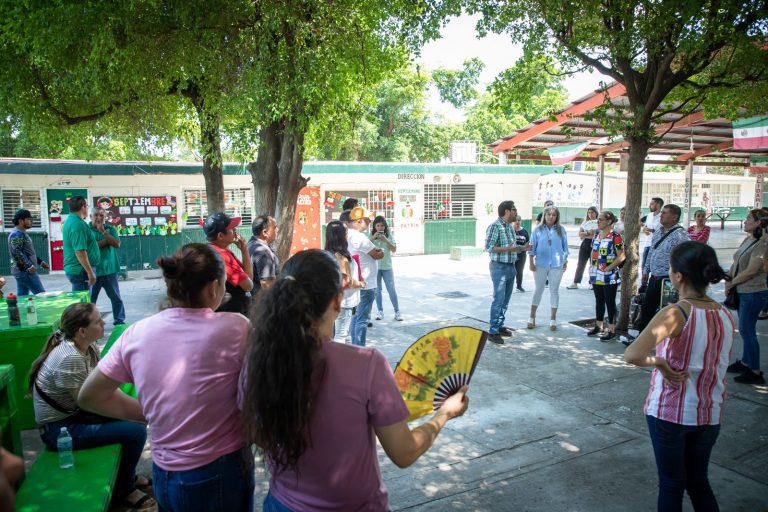 Da alcalde atención exprés a primaria donde estudió
