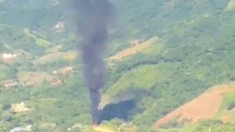 Deja 4 presuntos muertos choque de avionetas en Durango